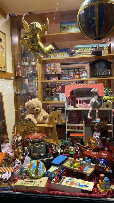 Vintage Toy Display, Holiday Novels, Christmas Toy Shop, Home Alone 2, Steampunk Dolls, 2 Aesthetic, Toys Market, Window Christmas, Doll Museum