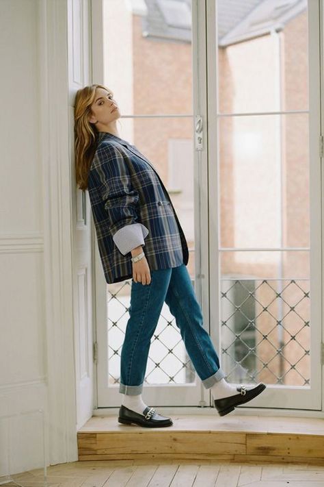 Plaid Jacket, loafers and socks..the look is back, again! And I love it! Loafer Outfits, Loafers And Socks, Loafers With Socks, Socks Outfit, Porter Magazine, Loafers Outfit, Look Jean, Sock Outfits, Estilo Hippie