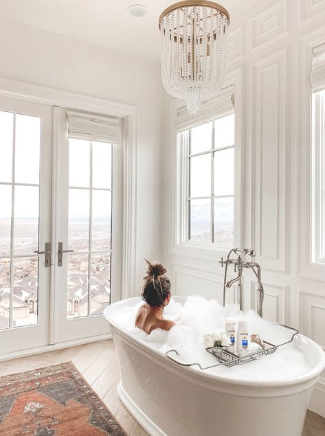 Neutral Bathrooms, Neutral House, Freestanding Bathtubs, Parisian Interior, Bad Inspiration, Standing Bath, Freestanding Bath, Dream Bathrooms, Day Challenge