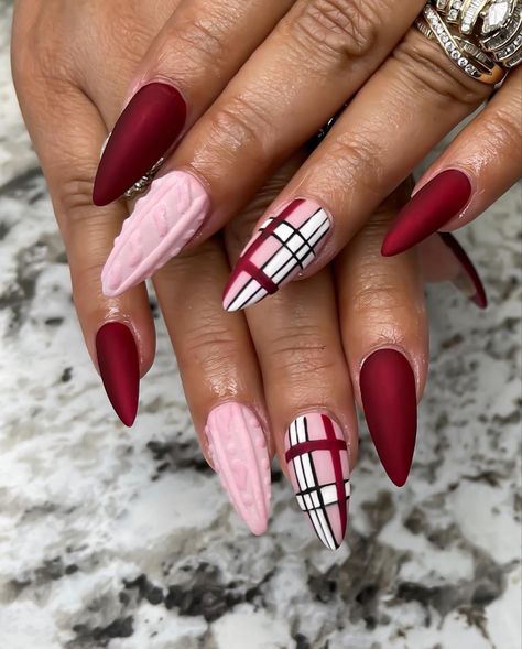 Jumper Nail Art, Gift Wrap Nail Design, Pink Sweater Nail Designs, Xmas Plaid Nails, Plaid Nails Winter, November Sweater Nails, Plaid Nail Designs Christmas, Red Sweater Nails Art Designs, Plaid And Sweater Nails