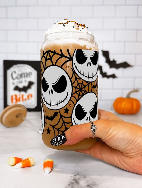 Personalized Tumbler | Tumbler with Straw | Personalized Tumbler with Straw | Glass Beercan Tumbler | Glass Tumbler w/Glass lid, Glass Straw These Halloween Jack Skellington  Glasses are professionally hand made by us at Sip-Sip Hooray! from 100% borosilicate glass which is known for its thickness, sturdiness, and clarity. The cute and spooky scream designs are handmade and designed with high quality and long lasting printing. These cute iced coffee cups with sustainable bamboo lid and glass straw color change when cold from frosted clear to bright orange and are perfect for all of your adventures. Take it on the go with your busy lifestyle, these can shaped glassware cups hold up to 16oz of all your favorite beverages. The snug-fitting bamboo lid with silicone sleeve allows you to take on Cool Cup Designs, Halloween Cup Ideas, Fall Glass Cups Vinyl, Fall Iced Coffee, Halloween Glass Tumbler Ideas, Beer Christmas Gifts, Halloween Tumbler Cups Jack, Halloween Dinnerware, Glass Halloween Cups