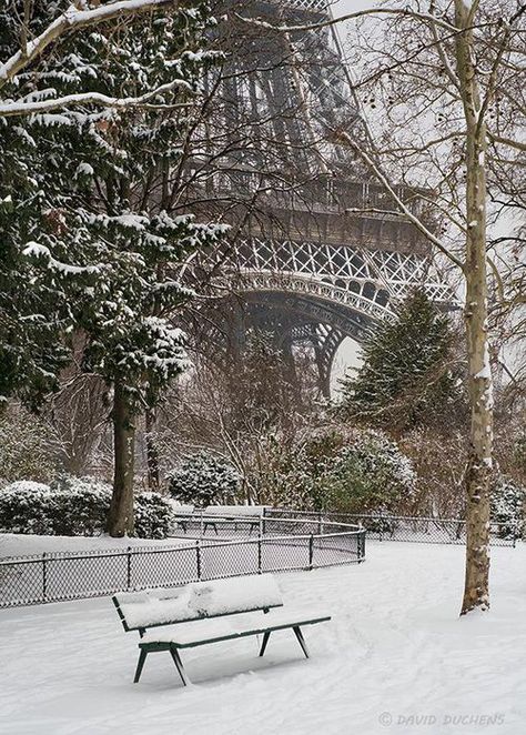 Image via We Heart It https://weheartit.com/entry/131497292/via/12956575 Torre Eiffel Paris, Paris Photo, Winter Scenery, The Eiffel Tower, Paris Travel, Pretty Places, France Travel, Winter Scenes, Park Bench