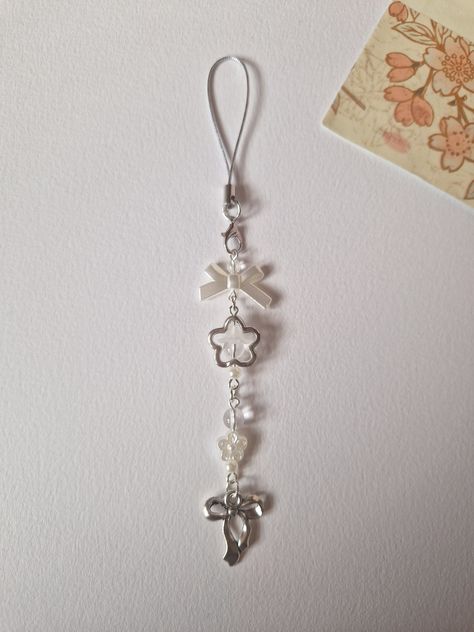 Simple Phone Charm Ideas, Beads Phone Charms, Phone Charm Ideas, Y2k Keychain, Cute Phone Charms, Keychain Beads, White Keychain, White Coquette, Phone Keychain