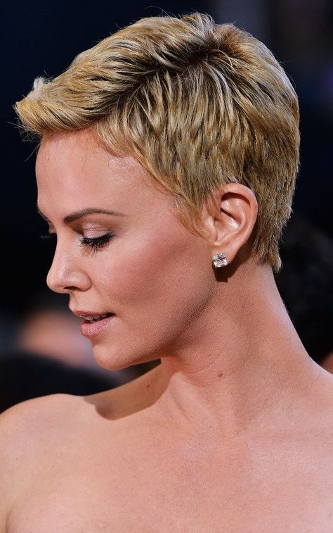 Charlize Theron Charlize Theron Short Hair, Wavy Pixie Haircut, Charlize Theron Hair, Super Short Haircuts, Curly Pixie Hairstyles, Short Ombre Hair, Super Short Hair, Blonde Pixie Haircut, Very Short Hair