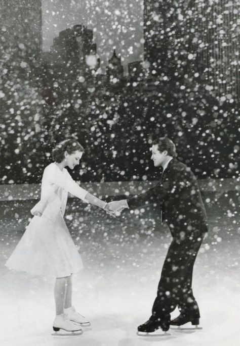 Christmas Proposal, Snow Falling, Ice Rink, Winter Love, Photo Couple, Two People, Vintage Love, Ice Skating, Outfits Casuales