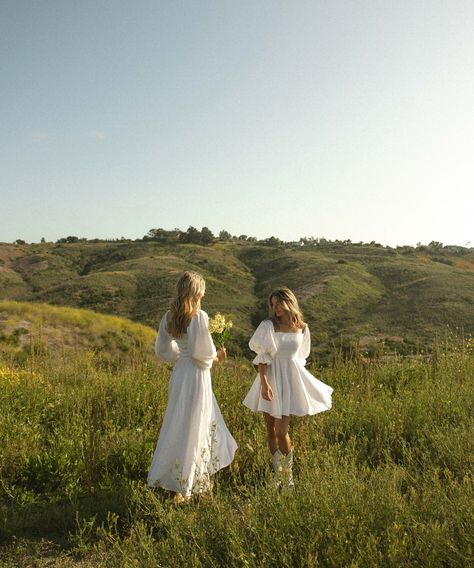 The loveliness of female friendships is that every joy is doubled and every sorrow is halved 🌼 #TheRoofersGranddaugter ⠀⠀⠀⠀⠀⠀⠀⠀⠀ ⠀⠀⠀⠀⠀⠀⠀⠀⠀ 📷: @estherscanon Poses With Four Friends, Four Sisters Aesthetic, Two Female Friends, Sister Things, Mine Photo, Sister Photoshoot, Picnic Inspo, Solo Stove, Friendship Photography