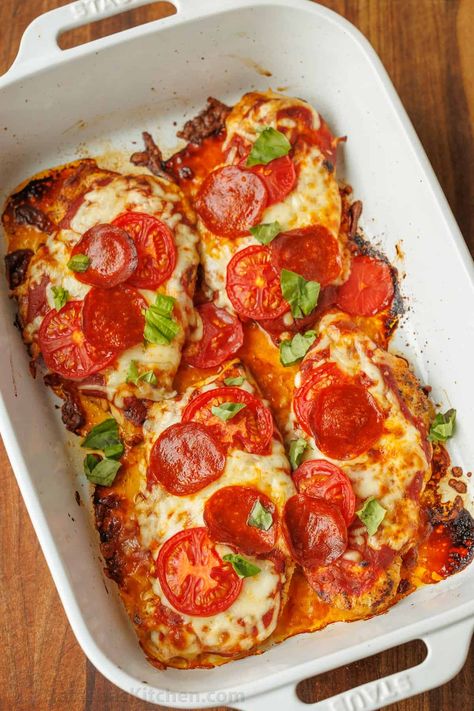 Pizza Chicken Recipe (VIDEO) Quick Baking, Pizza Chicken, Chicken Recipes Video, Craving Pizza, Diet Meals, Bread Appetizers, Chicken Pizza, Low Carb Dinner Recipes, Chicken Cutlets