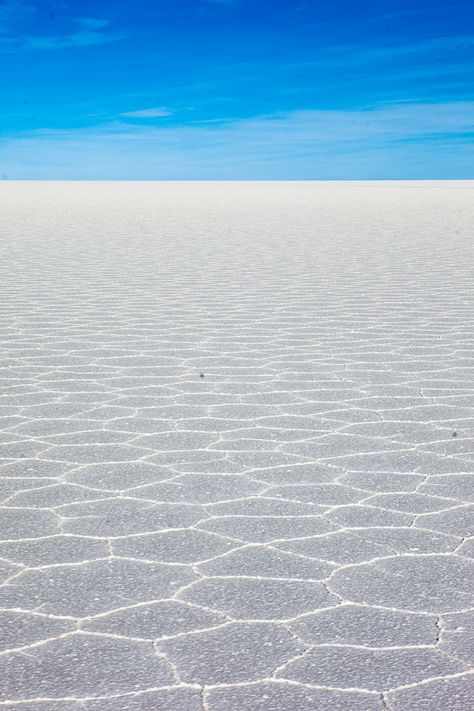 Solar de Yuyni. Salt flats in Bolivia...Me gustaría conocer este sitio, pues dicen que es como un espejo y se ve muy bonito...Gg Magic Places, Socotra, Ha Long Bay, Ha Long, Breathtaking Places, Bagan, Angkor Wat, Palawan, Beautiful Mountains