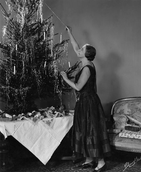 1920s Historical Christmas, Vintage Christmas Photos, Christmas Classics, The Roaring Twenties, Shiny Brite Ornaments, Christmas Pics, What Is Christmas, Christmas Time Is Here, Blue Tree