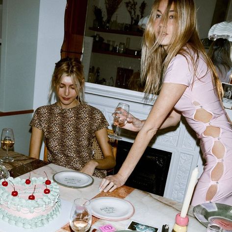 Camille Charriere Style, Parisian Dinner, Dinner Party Style, Parisian Party, Camille Charriere, Dinner Party Outfits, Disco Night, Dinner Party Decorations, Hosting Dinner