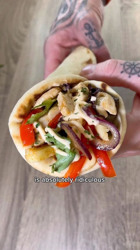 Sweet Chilli Chicken & Halloumi Gyros 🌯 Try this out for your next lunch, you can thank me later 😍 533 Calories 47g Protein 57g Carbs 13g Fats Ingredients: ▪️100g chicken ▪️30g halloumi ▪️1/4 red pepper ▪️1/4 red onion ▪️1 tbs sweet chilli sauce ▪️salt ▪️pepper ▪️lettuce ▪️1 tbs peri mayonnaise ▪️Deli Kitchen Wrap Sauce: ▪️1 tbs honey ▪️1 tsp smoked paprika ▪️dash of water Method: ▪️ chop up red pepper & red onion and add to pre heated pan for 5-6 mins to soften ▪️make up sauce ▪️ Chicken And Halloumi, Sweet Chilli Chicken, Kitchen Wrap, Chilli Chicken, Sweet Chilli Sauce, Sweet Chilli, Smoked Paprika, Red Onion, Red Peppers