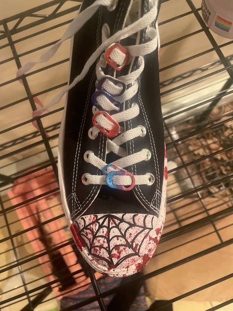 Goth Converse Diy, Black Converse Drawing On Shoes, Punk Converse Diy, Black Converse Painting Ideas, Shoe Doodles Converse, Converse Decoration Ideas, Decorate Shoes, Converse Designs Ideas, Converse Decorated