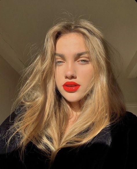 10 Ways to Elevate Your "No Makeup" Makeup Look - Society19 Red Lips Makeup Look, Red Lip Makeup, Black Eyeshadow, Best Mascara, Make Up Looks, No Makeup, Long Lashes, Red Lipstick, Blonde Hair Color