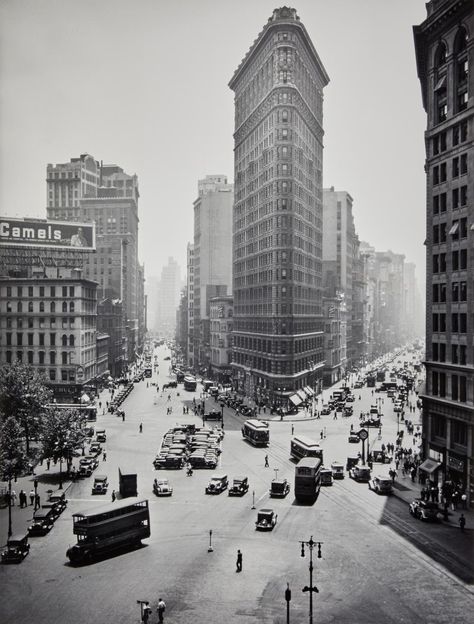 1990s Photography, Cover Art Book, Photography Art Book, American Female, Berenice Abbott, Perspective Photography, Black And White City, Flatiron Building, White Pictures