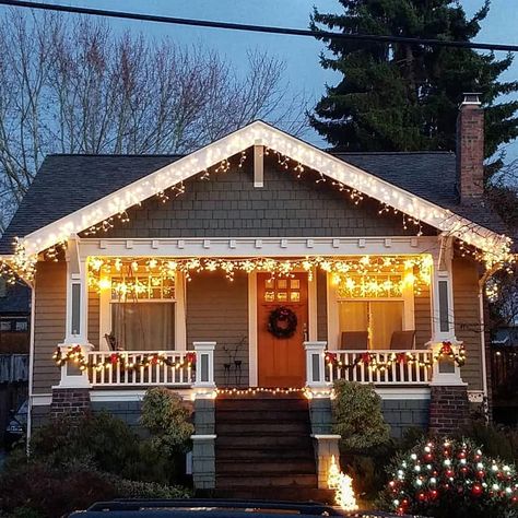 @cottage_a_day on Instagram: “🎄Very merry.🎄#cottage #christmaslights #christmasdecorations #cottagestyle #cottagelove #oldhouse #oldhouselove #craftsmanstyle…” Craftsman Cottage, Christmas Porch Decor, Christmas Porch, Cottage Living, Craftsman Style, Winter Time, Cottage Style, Old House, Merry And Bright