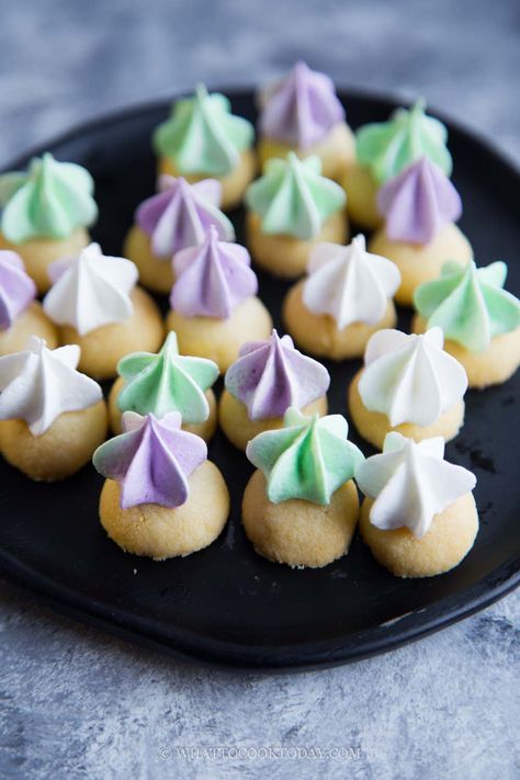 Biscuits Ideas, Asian Dessert Recipes, Iced Gems, Cream Crackers, Iced Biscuits, Popular Snacks, Singapore Food, Beautiful Cupcakes, Meringue Cookies