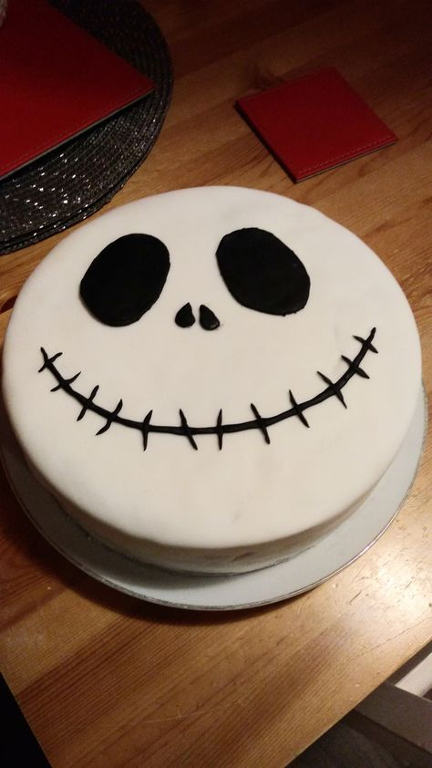 Jack The Pumpkin King Birthday Party, Easy Nightmare Before Christmas Cake, Nightmare Before Christmas Birthday Cake Ideas, Simple Nightmare Before Christmas Cake, Jack Skellington Cake Ideas, Nightmare Before Christmas Birthday Food, Jack Skellington Birthday Cake, Jack Skellington Cake Birthdays, Nightmare Before Christmas Cake Ideas