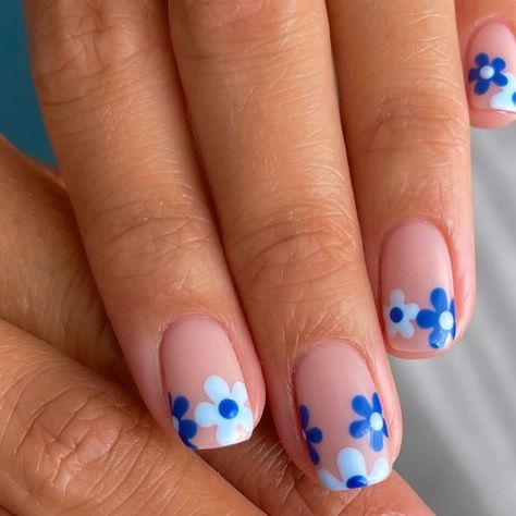 peachi nails on Instagram: "blue daisies 🩵💙 inspo: @nailsbykirsten 💅🏼  @cmp_beautysupplies gel polishes used: 💙immaculate  💙you blue it 💙barely there  nails ~ nail art ~ gel polish ~ mani ~ manicure ~ nail inspo ~ neon nails ~ natural nails ~ beauty ~ fashion ~ cosmetics ~ small business ~ salon ~ summer nails ~ flower nails ~ floral ~ blue ~gel polish" Easy Spring Nail Art Simple, Blue Flower Tip Nails, Small Flower Design Nails, Blue Flower Gel Nails, Blue And Yellow Flower Nails, Small Summer Nails, Blue Gel Nail Designs, Forget Me Not Nails, Gel Blue Nails