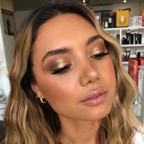 Golden Eye Makeup Brown Eyes, Bridesmaid Makeup Gold Eyeshadow, Bronzed Gold Makeup Look, Golden Smokey Makeup, Gold Bronze Eyeshadow Looks, Makeup Looks For Golden Dress, Brown And Gold Eye Makeup Looks, Gold Winged Eye Makeup, Gold Makeup Eyeshadow