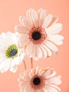 How To Make The Most Gorgeous, Gerber Daisies Out Of Felt! Felt Flowers No Sew, Flowers Felt Pattern, How To Make Felt Flowers Tutorials, Felt Flower Crafts, How To Make Felt Flowers, Felt Flower Patterns, Daisy Crafts, Felt Daisy, Felt Flower Template