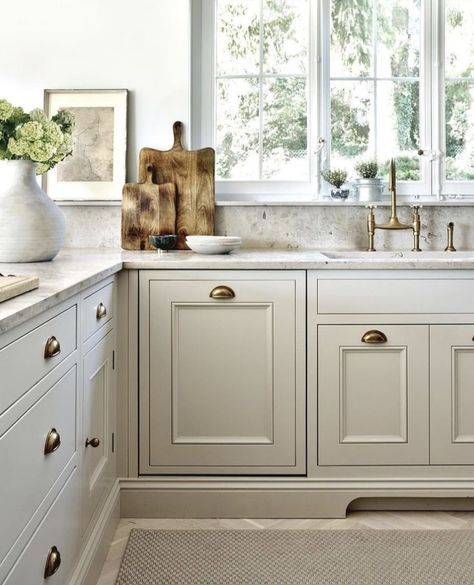 New England Style Kitchen, Neutral Kitchen, Shaker Style Kitchens, Country Kitchen Decor, Kitchen Cabinet Doors, Shaker Kitchen, Gorgeous Kitchens, Kitchen Diner, Counter Tops