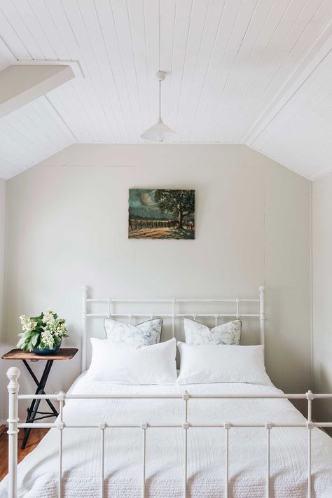 Hamptons Lounge Room, Modern Country Bedrooms, White Iron Beds, Hampton Style House, Hamptons Style Interior, Wrought Iron Bed Frames, Country Style Bedroom, Wrought Iron Beds, Wrought Iron Bed