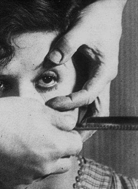 "Ein andalusischer Hund (Un Chien Andalou)" von Luis Buñuel und Salvador Dalí (1929). Das Drehbuch schrieben die beiden nach der Methode des automatischen Schreibens (écriture automatique) innerhalb einer Woche. Kurosawa Akira, Andrei Rublev, Luis Bunuel, The Godfather Part Ii, Citizen Kane, Top Film, Tokyo Story, Film Images, Monochrome Art