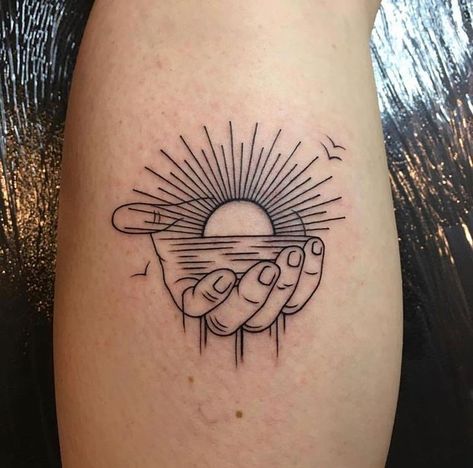 Cool Tattoos For Guys Unique, Sunrise Tattoo, Tattoo Sonne, Sunset Tattoos, Palm Tattoos, Hand Palm, Inspiration Tattoos, Tattoos Geometric, Sun Tattoos