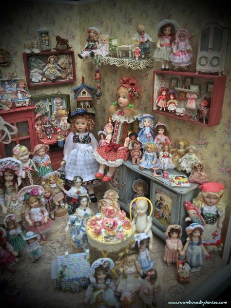 Lotsa' Dolls Minatures Dollhouse, Christmas Toy Shop, Vintage Doll House, Toy Stores, Doll Museum, Doll Room, Small Dolls, Miniature Display, Room Boxes