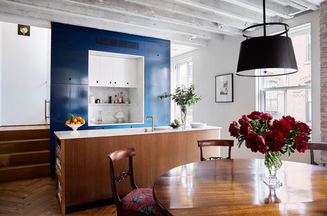 Before & After: A Super Skinny Row House in Brooklyn Gets an Airy, Loft-Like Makeover - Dwell Townhouse Renovation, Reading The Newspaper, Kitchen Dining Rooms, Exterior Interior Design, Prefab Houses, Barn Houses, Brooklyn Brownstone, Cabin Exterior, Custom Chandelier