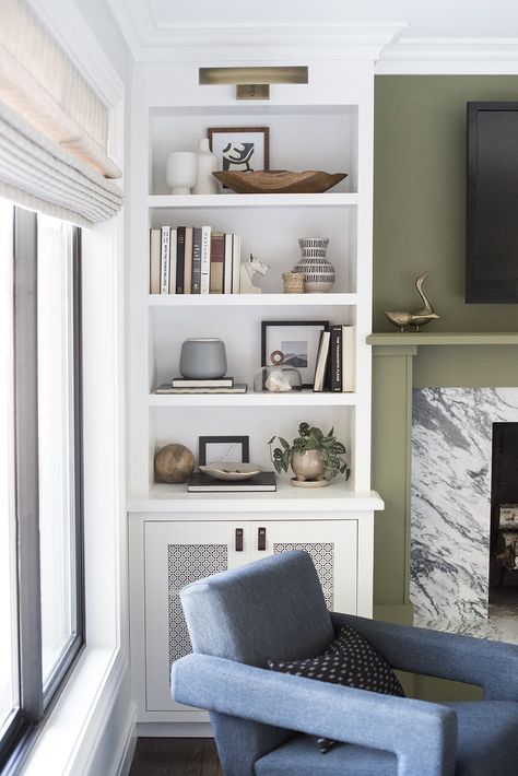 5 Inspiring Shelf Styling & Built-In Posts - roomfortuesday.com Interior Design Blogs, Room For Tuesday, Shelf Decor Living Room, Styling Shelves, Bookcase Styling, Living Room Shelves, Room Shelves, Furniture Office, Shelf Styling