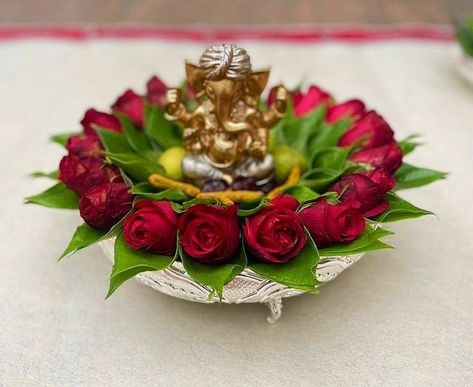 Kanku Pagla Thali Decoration, Small Ganapati Decoration, Kanku Pagla Plate Decoration, Kanku Pagla Tray Decoration, Puja Room Decoration Ideas Diy, Chocolate Plate Decoration, Aarthi Plates Decoration, Plate Decoration Wedding Indian, Ganesh Decoration Ideas