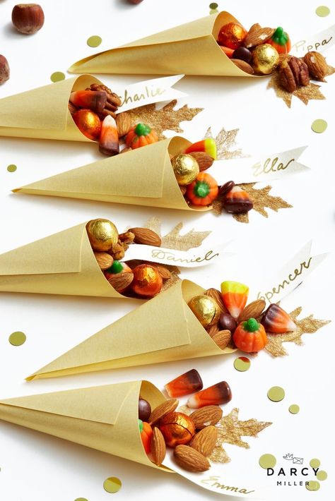 Thanksgiving Candy Crafts, Thanksgiving Decorations Table, Thanksgiving Table Favors, Place Cards Thanksgiving, Thanksgiving Decor Ideas, Thanksgiving Candy, Place Settings Thanksgiving, Thanksgiving Entertaining, Thanksgiving Favors