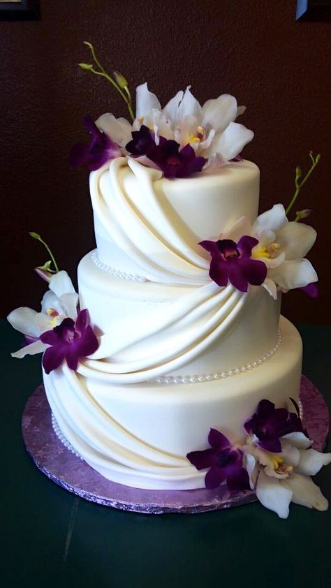 Absolutely fabulous wedding cake! Torte Creative, Wedding Cakes Elegant, Purple Wedding Cakes, Torte Cupcake, Dresses Corset, Cupcakes Ideas, Design Cake, White Wedding Cake, Elegant Wedding Cakes