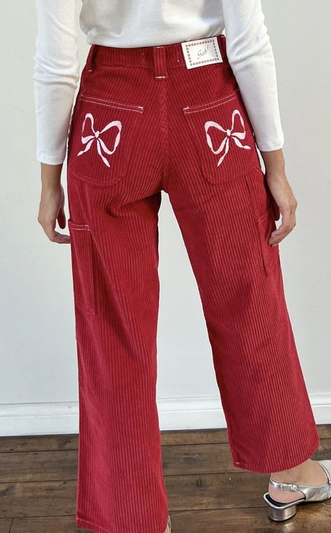 Cute Spring Summer Outfits, Unique Fits Aesthetic, Red Details Outfit, Colorful Outfits Women, Cold Fashion Outfits, Pink And Red Outfit Aesthetic, Fun Pants Outfit, Red Pink Outfit, Red And Pink Outfit