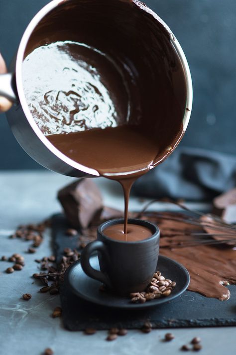 3 gourmet hot chocolate recipes to warm you up this monsoon Gourmet Hot Chocolate Recipe, Hot Chocolate Ideas, Best Hot Chocolate Recipes, Dessert Photos, Gourmet Hot Chocolate, Flavored Marshmallows, Chocolate Ganache Recipe, Vegan Hot Chocolate, Food Experiments