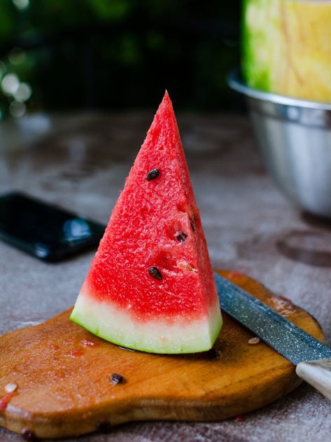 Watermelon Watermelon Wallpaper, Watermelon Cocktail, Fruit Juice Recipes, Watermelon Mojito, Watermelon Drink, Watermelon Feta Salad, Peaceful Nature, Watermelon Cake, Juicy Watermelon