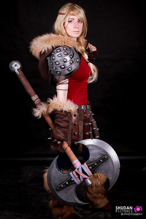 Astrid Costume, How To Disguise Yourself, Astrid Cosplay, Astrid Hofferson, Astrid Hiccup, Httyd 2, Owl Costume, Viking Costume, Dragon Costume