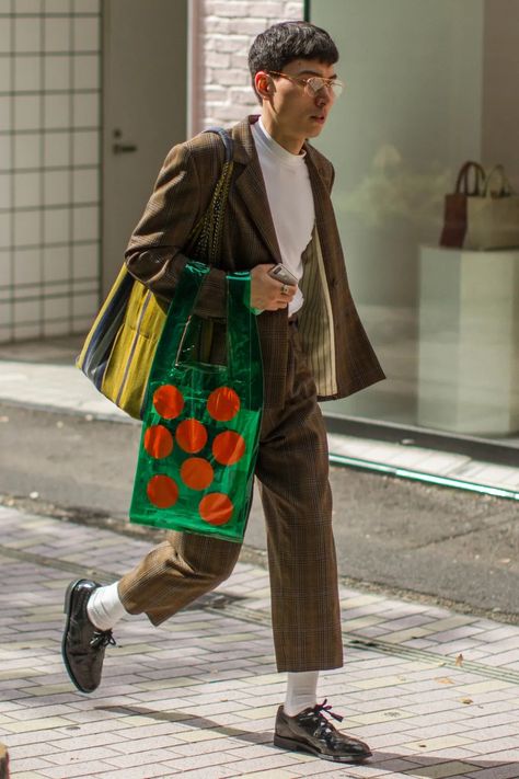 They Are Wearing: Tokyo Fashion Week Spring 2019 [PHOTOS] Street Fashion 2023, Non Binary Outfits, Streets Of Tokyo, Gender Fluid Fashion, Tokyo Fashion Week, Tokyo Street Fashion, Tokyo Street Style, Tokyo Street, The Best Street Style