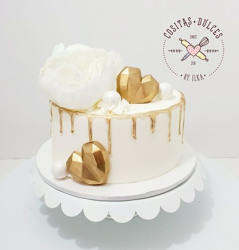 Golden Dripping Cake, Gold And White Cake Design, White Gold Cake Design, Heart Drip Cake, White And Gold Anniversary Cake, White And Gold Cake Simple, Love Cake Design Heart, Golden Cake Design, Birthday Cake White And Gold