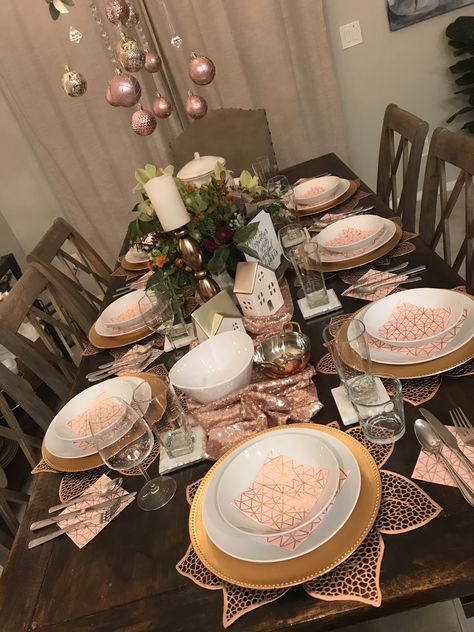 Rose Gold Dinner Table Decor, Gold Dinner Table, Gold Holiday Decor, I Love My Hubby, Rose Gold Christmas, Hosting Holidays, Gold Holiday, Table Scapes, Dinner Table Decor