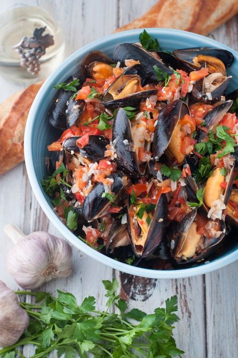 Mussels Recipe White Wine, Seafood Photography, Mussels Marinara, Wine Butter Sauce, White Wine Butter Sauce, Wine Butter, Steamed Mussels, Mussels Recipe, Seafood Dinner