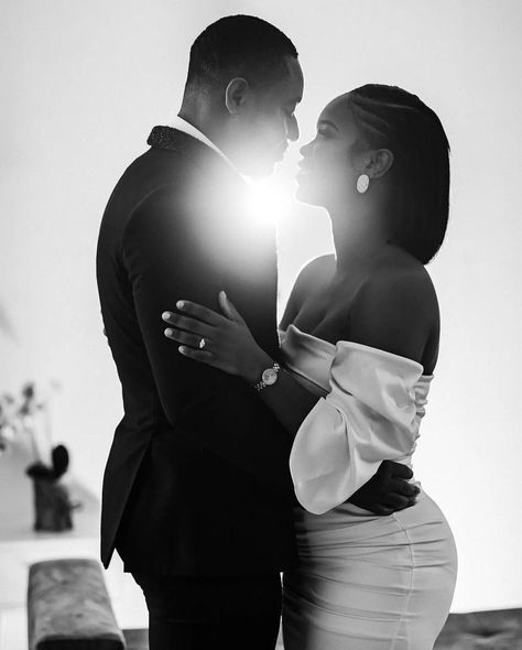 Engagement Photo Shoot Poses, Pre Wedding Photoshoot Outfit, Wedding Mirror, Couple Engagement Pictures, Engagement Pictures Poses, Wedding Photoshoot Poses, Pre Wedding Poses, Anniversary Photoshoot, Black Couple