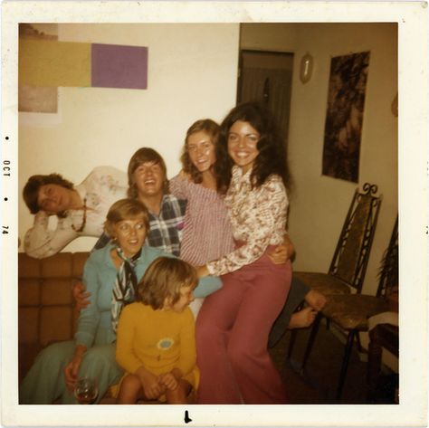 Edward was too lazy to stand for the shot. Meanwhile little Mary could not believe the color of Beatrice's pants. 70s Polaroids, Family Polaroid, Taylor Swift Vintage, 70s Movies, Vintage Family, 70s Aesthetic, Old Photography, Vintage Polaroid, Polaroid Pictures