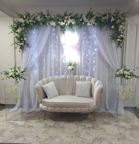 Nikkah Backdrop At Home, Baat Pakki Decorations At Home, Simple Nikkah Decor At Home, Baat Pakki, Arabic Wedding Dresses, Nikah Decor, Wedding Stages, Arabic Wedding, Living Room Decor Cozy