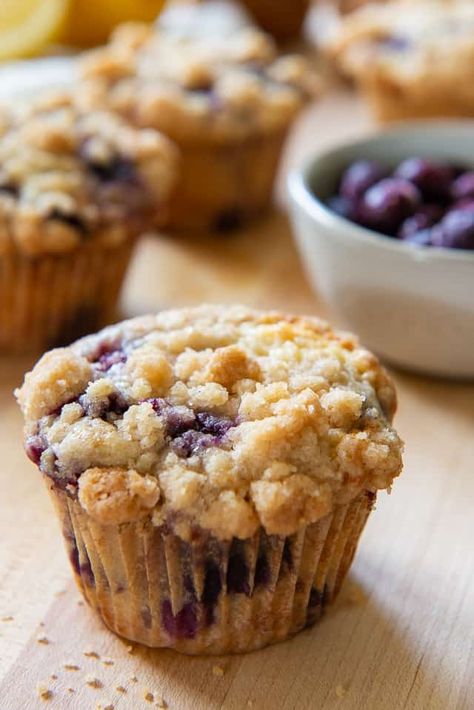 Blueberry Muffins - The Ultimate Recipe with Streusel Crumb Topping #blueberry #muffins #streusel #crumbtopping #brunch Blueberry Streusel Muffins, Blueberry Streusel, The Girl Who Ate Everything, Streusel Muffins, Muffin Streusel, Lemon Blueberry Muffins, Muffin Recipes Blueberry, Muffin Man, Blueberry Recipes