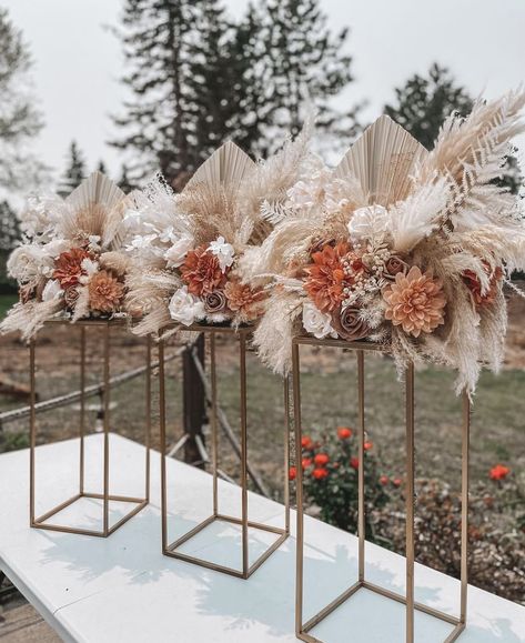 Pampas Matrimonio, Pampas Alter Decor, Pampas Grass Wedding Arrangements, Wedding Decor With Feathers, Pompous Grass Centerpieces Wedding, Fall Feather Centerpieces, Rustic Glam Decor Wedding, Wedding Decorations Pampas, Boho Modern Wedding Decor