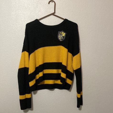 Harry Potter Hufflepuff Sweater Harry Potter Hoodie Aesthetic, Hufflepuff Crochet, Hufflepuff Cardigan, Hufflepuff Sweater, Hufflepuff Outfit, Get Off My Page, Cute Knit Sweater, Hot Topic Sweaters, Harry Potter Hoodie