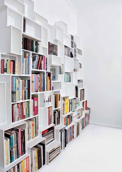 Bibliothèque blanche : 19 étagères au design immaculé Cube Wall Shelf, Etagere Cube, Bibliotheque Design, Storage Hallway, Cat Shelves, Modular Shelving, Wood Book, New Condo, Tv Furniture