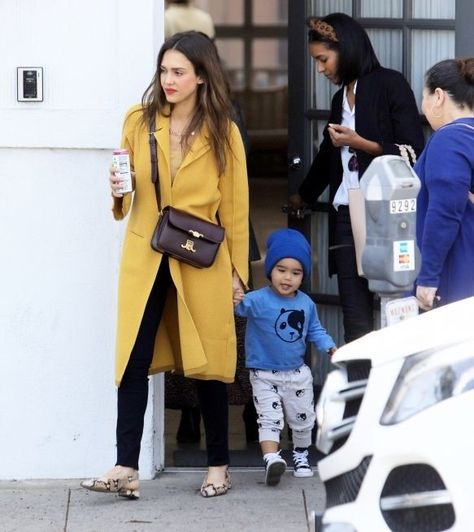 Jessica Alba Outfit, Jessica Alba Casual, Mustard Coat, Jessica Alba Style, Mama Style, Street Style Chic, Looks Chic, Jessica Alba, Curvy Outfits